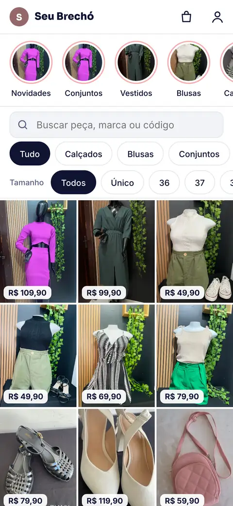 Vitrine de um brechó no celular, estilo Instagram: destaques, busca e as peças em grade com o preço