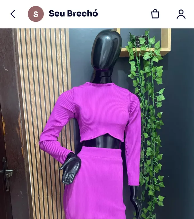 Página de uma peça na vitrine do brechó, com a foto de um conjunto roxo no manequim
